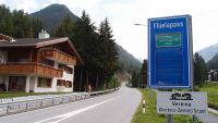 Úvodních 40 km třetí etapy kopírovalo v opačném směru závěr etapy z předchozího dne. Z Davosu Glaris stoupáme údolím Flüelatal podruhé na průsmyk Flüelapass (2383 m). (1/32)